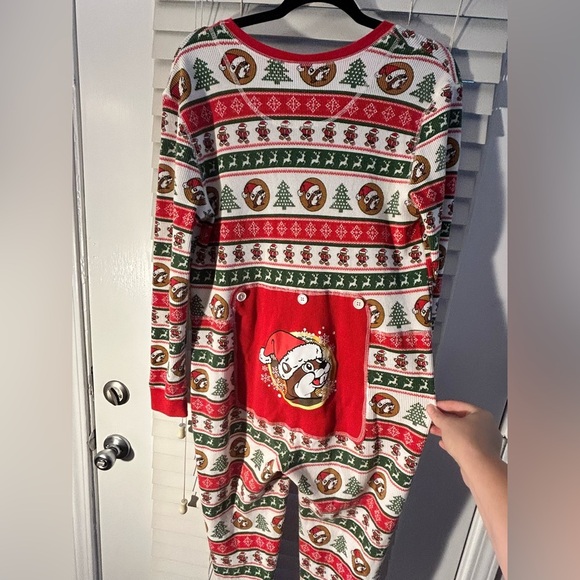 Buc-ee’s Unisex Festive 🎄❤️💚 Red and Green Holiday Onesie Size Medium - Picture 2 of 6